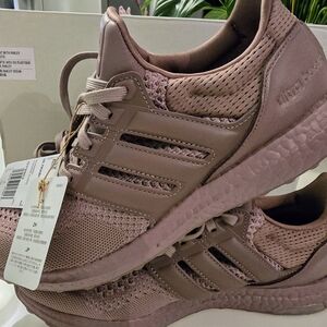Adidas Plum ULTRABOOST Sneakers with Mesh Upper and Cushioned Design